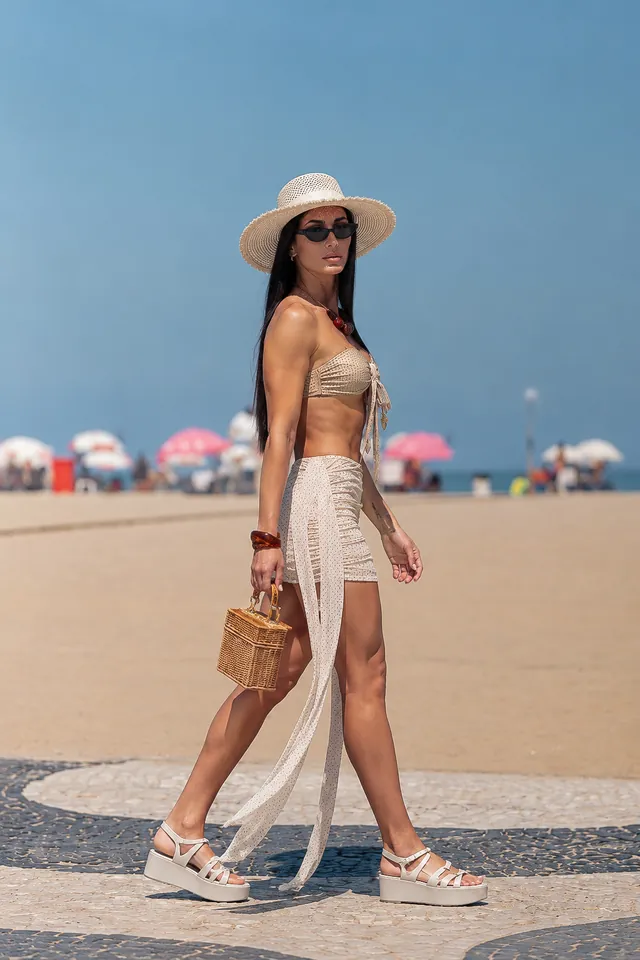 Marcela Freire em look resort bege na orla